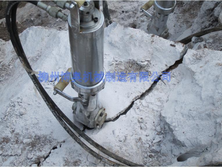 隧道免爆破巖石開挖施工，國內較好的液壓巖石劈裂機，破開石頭產品圖片