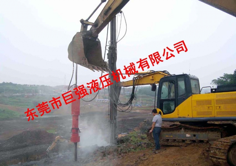 大劈裂機力量和效率超越手提式劈裂機  大劈裂機是針對不能爆破作業并要求產量高、工期緊等技術難度大的土石方工程，大劈裂機裂開巖石超明顯  、效率超快、產量更高、成本更低，這款設備的優勢是能快速大量的脹裂產品圖片