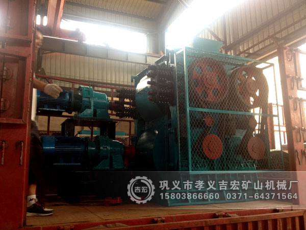 小型四輥破碎機_吉宏試機現場壯觀