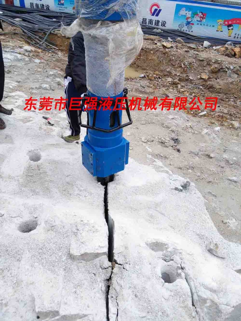 超大型分裂機破石較重要的是施工效率高   常見免爆破工藝設備介紹 1：膨脹劑 膨脹劑是一種化學外加劑，加在水泥中，當水泥凝結硬化時，隨之體積膨脹，以達到劈裂巖石的作用。  優點：單價低，前期投入成本不產品圖片