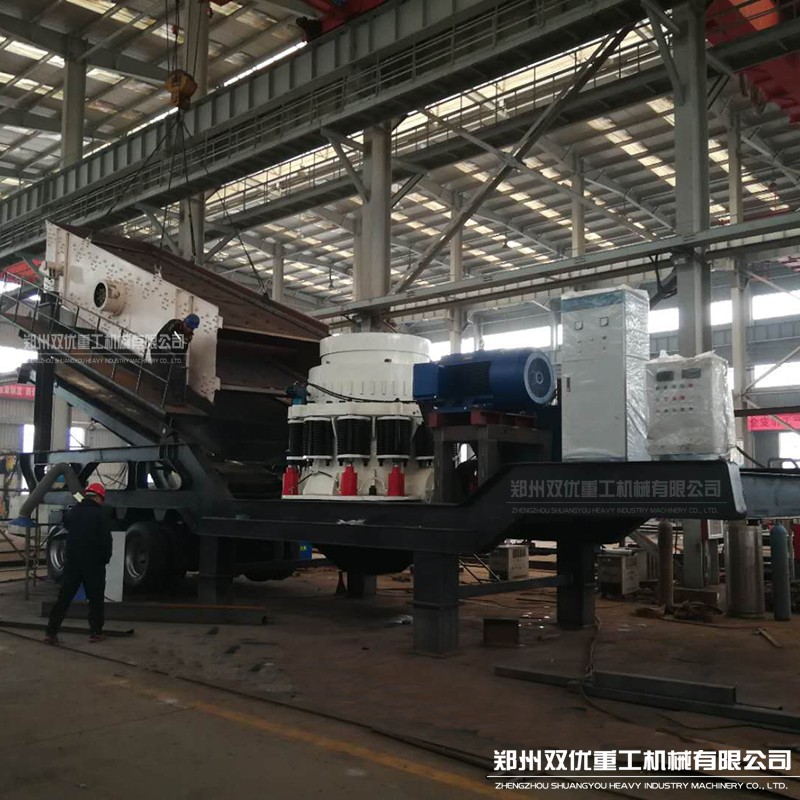 環(huán)保新材料從輪胎牽引式粗碎破碎站“口”中吐出