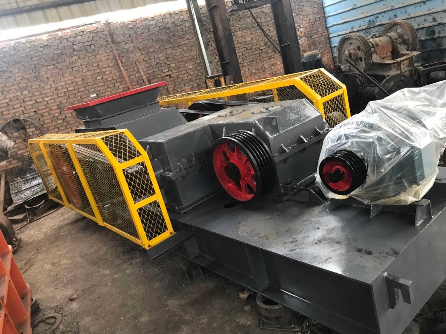 鞏義單電機(jī)對(duì)輥機(jī)2PG600x900 操作簡(jiǎn)單產(chǎn)品圖片