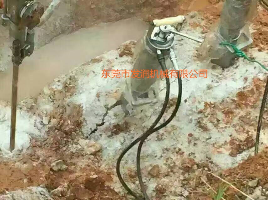  礦山開石頭液壓劈裂機配套效果更好