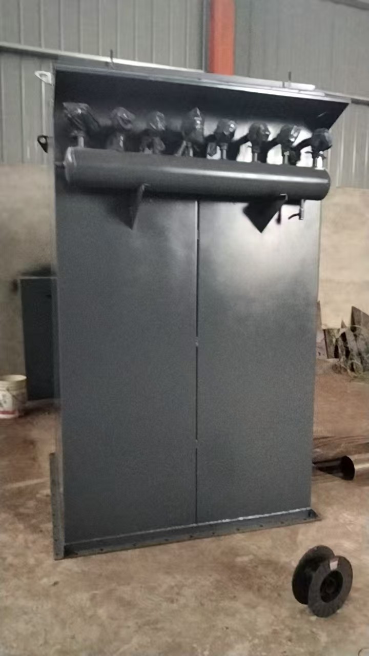 單機除塵器是根據國外引進的除塵設備進行改造研制成功的新穎產品
