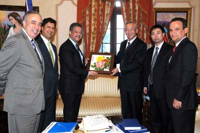 多米尼加共和國總統費爾南德斯先生熱情接見公司總經理徐風岐