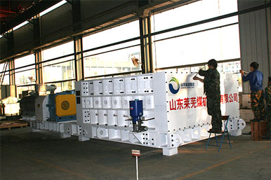 每小時處理量達6000噸的大型破碎機&mdash;&mdash;2PGCL&mdash;1500&times;3000型雙齒輥破碎機
