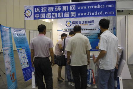 來環(huán)球破碎機網(wǎng)展臺咨詢的人群2