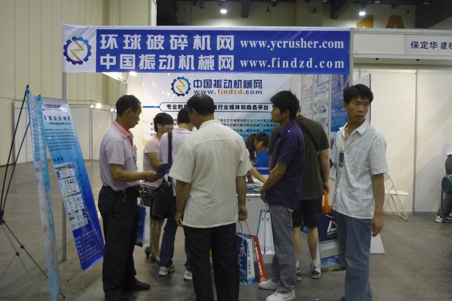 來環(huán)球破碎機網(wǎng)展臺咨詢的人群3