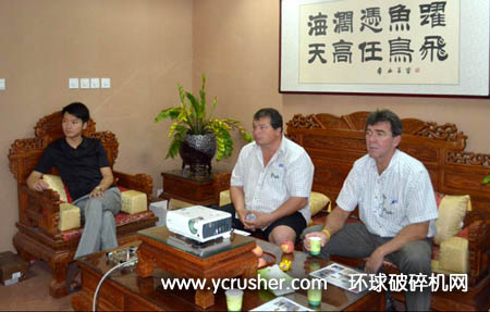 南非客戶觀看中譽鼎力破碎機設備投影