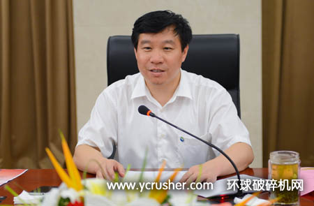 山東能源集團公司黨委委員、工會主席宿洪濤發表講話