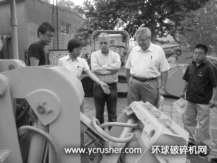 格魯吉亞客人正在仔細了解側卸式裝巖機的性能特點