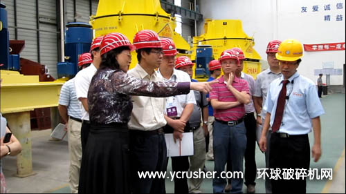 省科技廳領導向張司長介紹成智重工破碎機設備應用情況