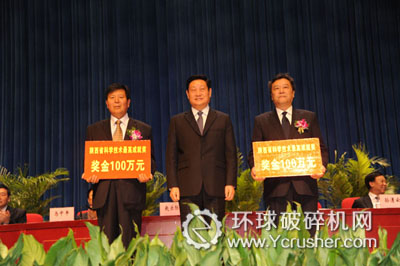 省長(zhǎng)趙正永為謝東鋼董事長(zhǎng)頒發(fā)獎(jiǎng)金