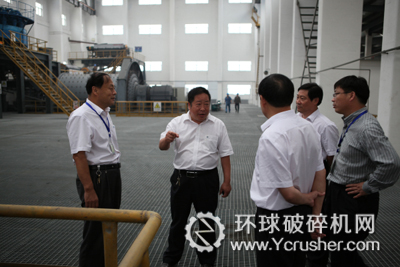 張廷玉在“會寶嶺鐵礦公司”廠房內檢查