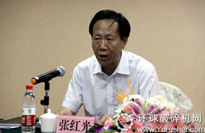 哈密地區行署副專員張紅光介紹哈密地區招商情況
