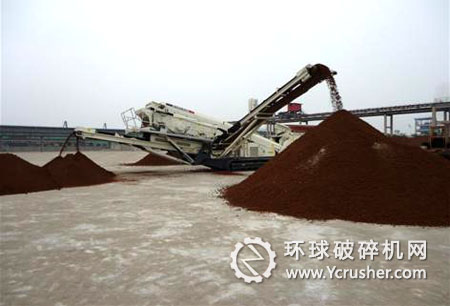 特雷克斯南方路機683履帶移動式篩分設備正在篩分高溫度和高粘度鐵礦