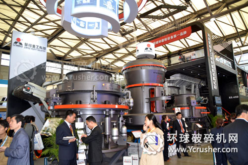 黎明重工寶馬展展示的破碎機設備
