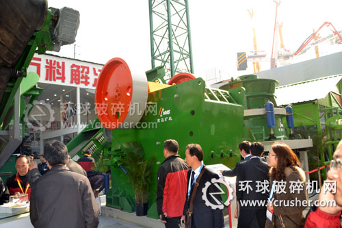 南昌礦機在2012寶馬展上展示的JC系列顎式破碎機設備