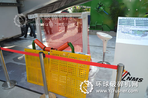 南昌礦機在2012寶馬展上展示的聚氨酯篩網等配件