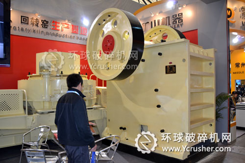 紅星礦山展示的顎式破碎機和沖擊式破碎機設備