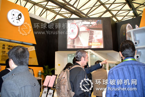 上海寶馬展義烏黑白礦機(jī)破碎機(jī)產(chǎn)品吸引不少中外客戶
