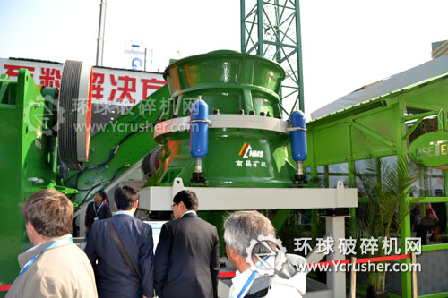 南昌礦機在2012寶馬展上展示的CC系列圓錐式破碎機設備