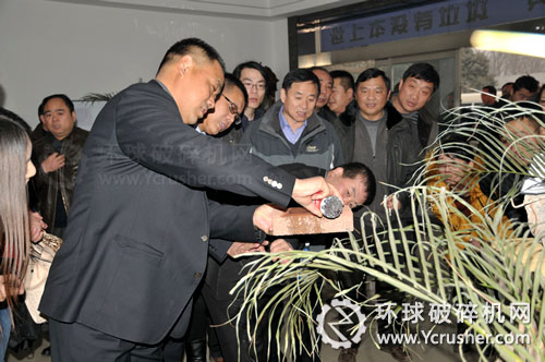 與會領導到河南盛天環保實地考察，圖為盛天環保工作人員展示透水磚的透水性