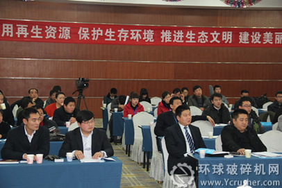 一帆張總（一排右2）、代經理(一排左2)、王經理（一排左1）參加論壇峰會 