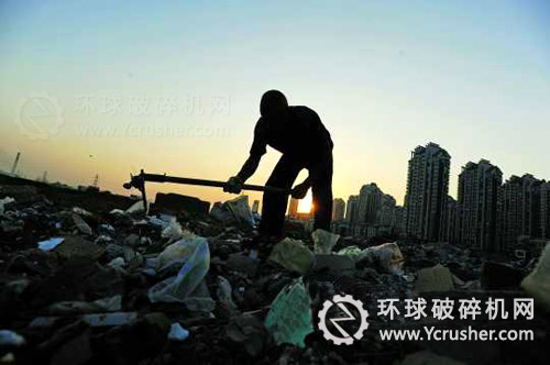 一建筑拆遷殘土清倒點內的拾荒者。
