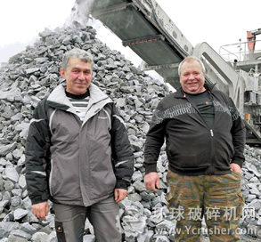 Sergey Popovich（右）， Karelpriodresurs石場主管，與Kaalamo石場經理Igor Vladimirovich查看Lokotrack LT125自行移動式顎式破碎機的性能 