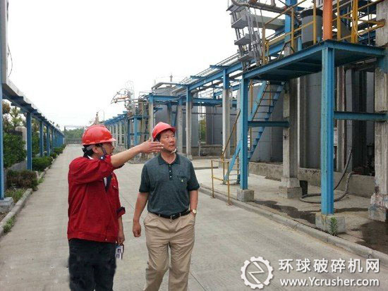 中國資源綜合利用協會信息咨詢部專家宋安寧在相關人員帶領下實地參觀了企業的生產線。