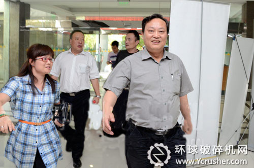中國建筑材料聯合會建筑材料工業信息中心主任劉長發抵達酒店，明日將帶來精彩報告