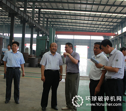 沈總向張書記介紹魯一發展史