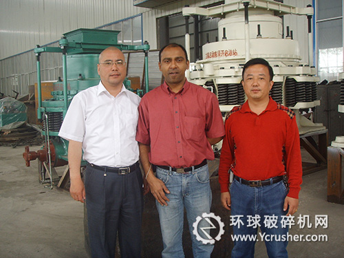 鑫海礦機總經(jīng)理和外貿(mào)部經(jīng)理協(xié)同工程師與巴基斯坦客戶合影