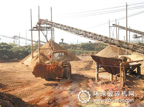 違規(guī)洗砂場(chǎng)內(nèi)，一臺(tái)裝載機(jī)正在作業(yè) 