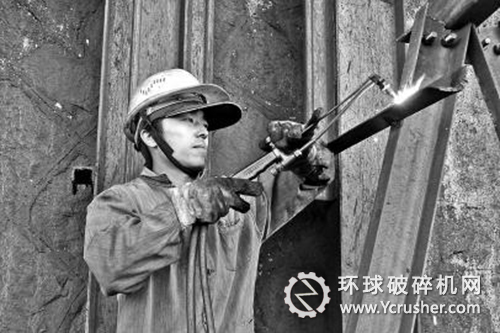 圖為該廠機修人員正在回收舊角鐵。