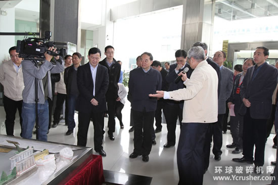 中國工程院院長周濟一行赴南方路機參觀考察