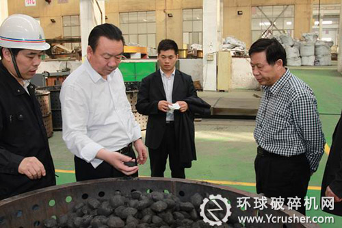寧夏天元錳業(yè)集團(tuán)董事長賈天將一行參觀制球團(tuán)現(xiàn)場