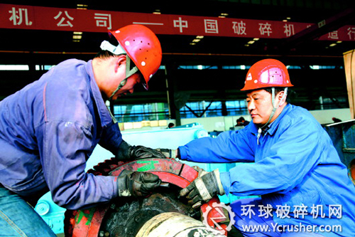 山東煤機萊蕪煤機公司工人正試裝齒板