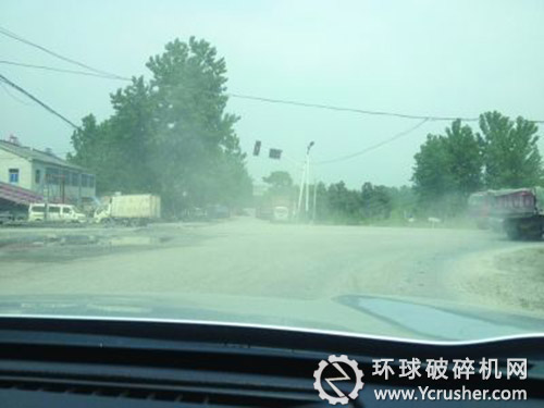 　道路上沙土飛揚。