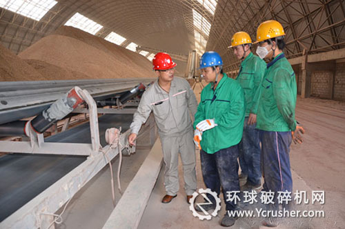 取煤皮帶兩端裝有防護欄，防止工人與機器直接接觸