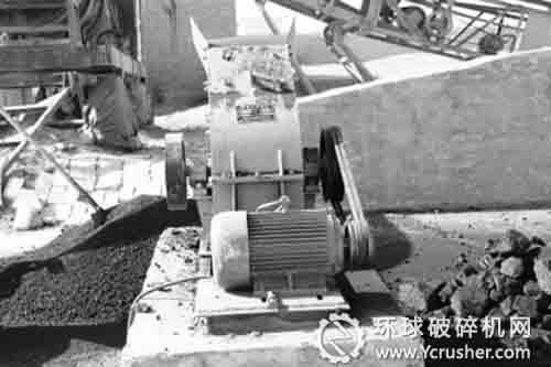 瓜州公路管理段技協小組研制粉碎機