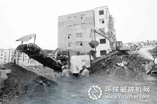 航海路與經(jīng)開(kāi)第一大街交叉口附近的拆遷工地上，建筑垃圾被現(xiàn)場(chǎng)粉碎，成為再生建筑材料