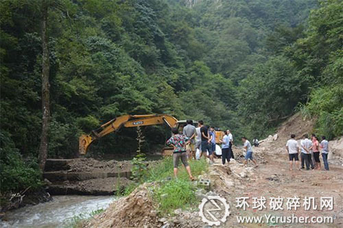 圖為拆除崀山鎮(zhèn)坪地村第一處攔砂河壩現(xiàn)場