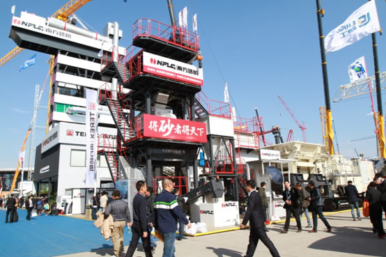 南方路機寶馬展現場簽約4套履帶式移動破碎設備