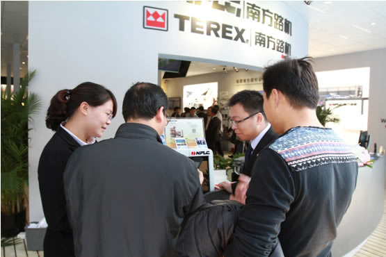南方路機寶馬展現場簽約4套履帶式移動破碎設備