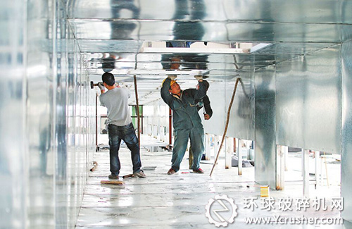 工人們對生產線上的反應釜、掖和機、網帶、球磨機等配套工序正在進行最后的調試