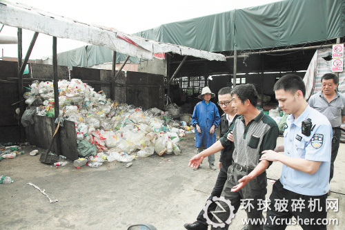 無證塑料加工廠負責人因涉嫌環境違法，被執法人員帶走調查