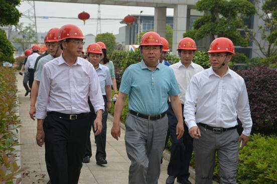 湖北省證監局李秉恒局長（中）參觀公司花園廠區