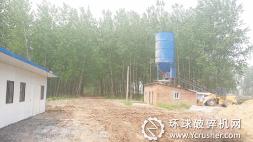 在濱海八巨界牌小街南河邊，一座破舊不堪的攪拌筒支撐在那里，生產條件極其簡陋。